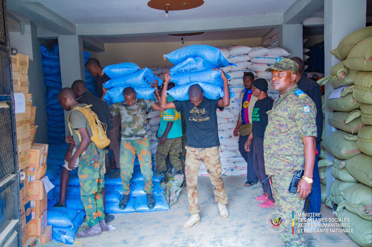 Evebazaiba's tweet photo. Je remercie et félicite nos vaillants militaires pour leur gracieuse contribution dans l’assistance humanitaire apportée à nos compatriotes déplacés internes à Bunia. Un coup de pouce patriotique:symbole de leur amour et solidarité à leurs  frères en situation de vulnérabilité. https://t.co/JWsymUmXNG