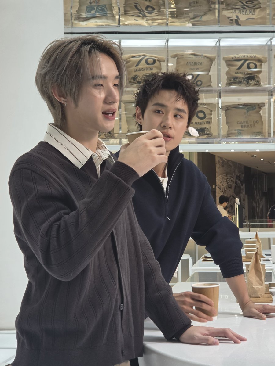 Gonghive24's tweet photo. พี่จ๋า กล้องอยู่ทางนู้น 😬 
#minthangout #mint6thanniversary https://t.co/UOSLs1hwwO