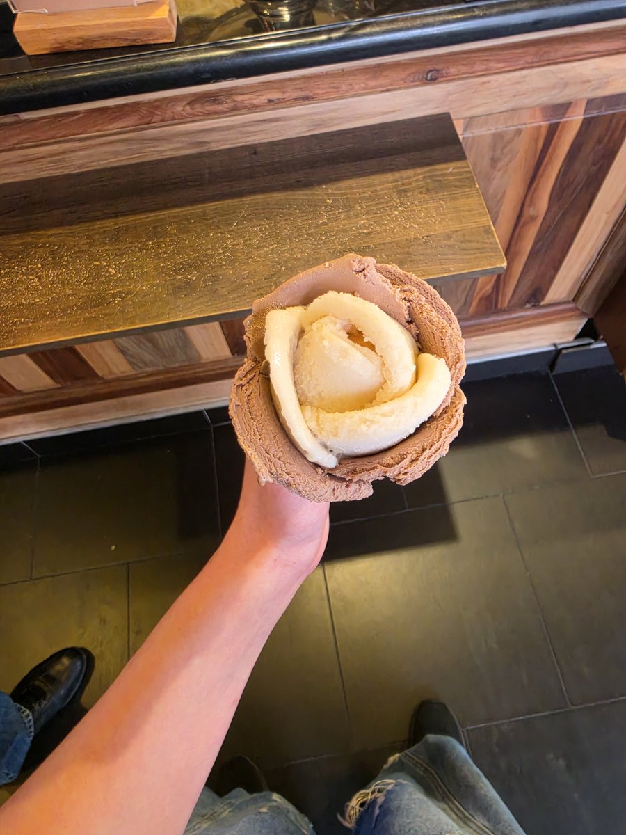 datingwithkylie's tweet photo. I went on the cutest date to Woodfield mall! I learned it was briefly the largest mall in America 

10/10 would go back!

Thanks for the ice cream rose, K ☺️🩷 https://t.co/i3J3GsIDl5