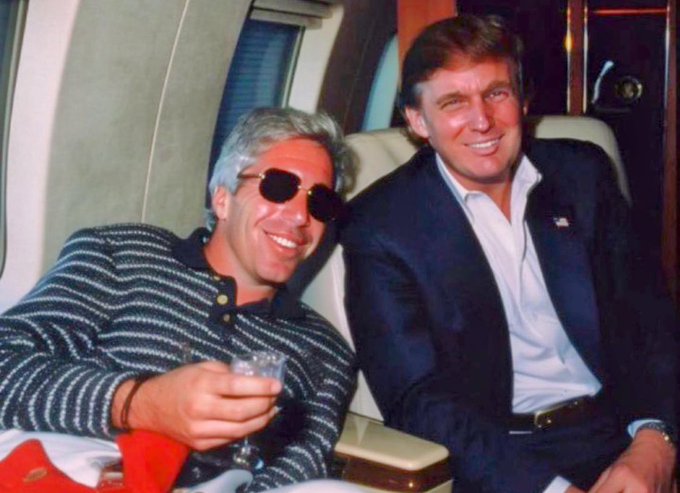 ALPacaUrfudge's tweet photo. @WhiteHouse "And this is me with my best friend Jeffery." https://t.co/IKirl6KKgx