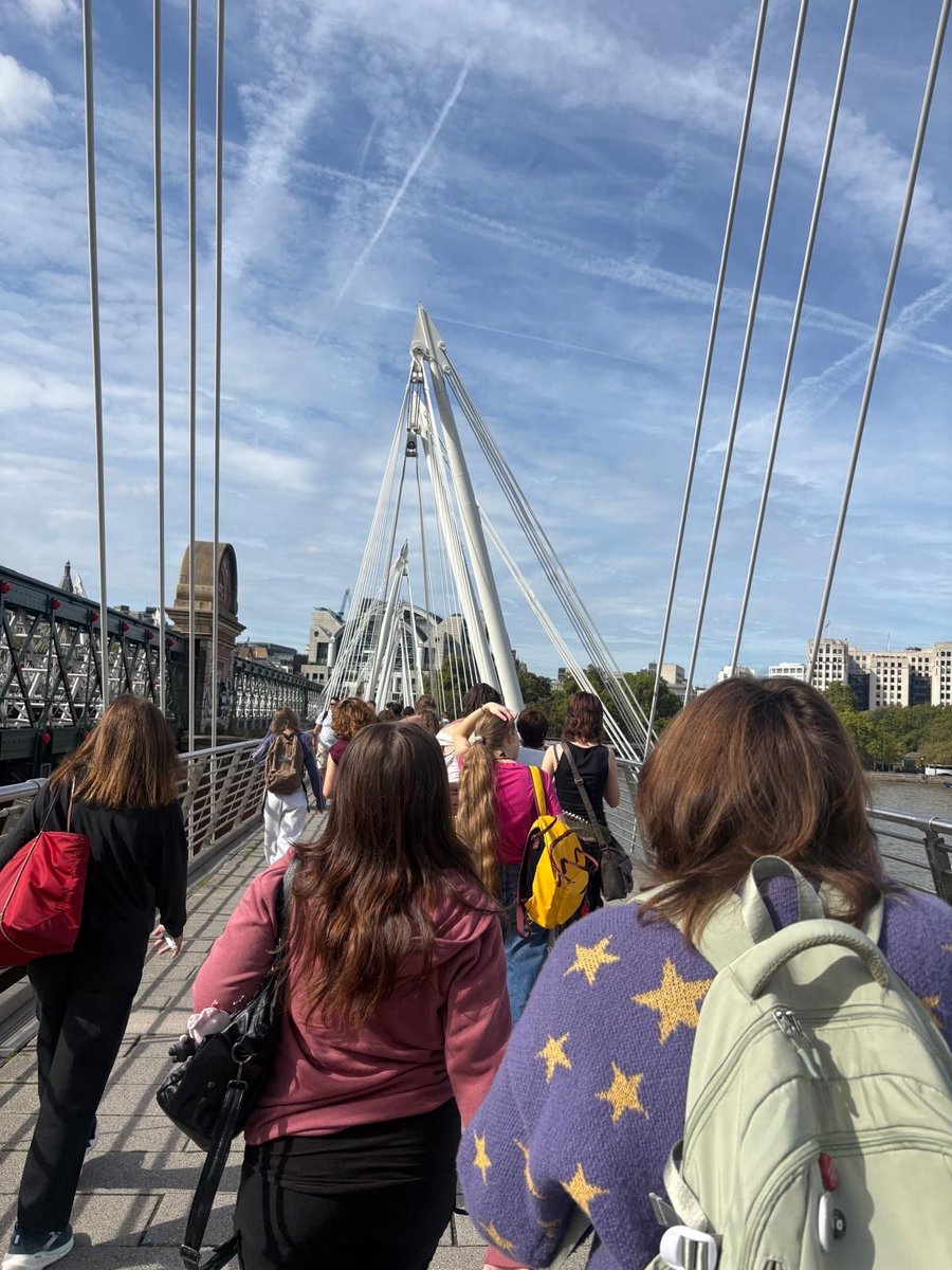BishopChalloner's tweet photo. BC Art students having a lovely time in London today - enjoying a bit of culture and sun! #extracurricular #learningoutsidetheclassroom #schooltrips https://t.co/rjrWdCnEoR