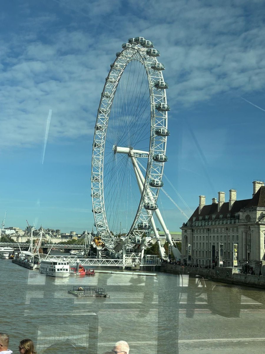 BishopChalloner's tweet photo. BC Art students having a lovely time in London today - enjoying a bit of culture and sun! #extracurricular #learningoutsidetheclassroom #schooltrips https://t.co/rjrWdCnEoR