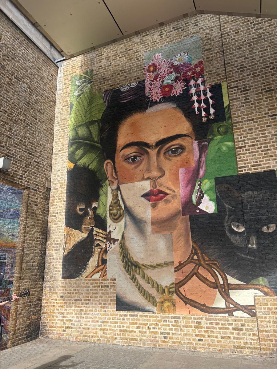 BishopChalloner's tweet photo. BC Art students having a lovely time in London today - enjoying a bit of culture and sun! #extracurricular #learningoutsidetheclassroom #schooltrips https://t.co/rjrWdCnEoR