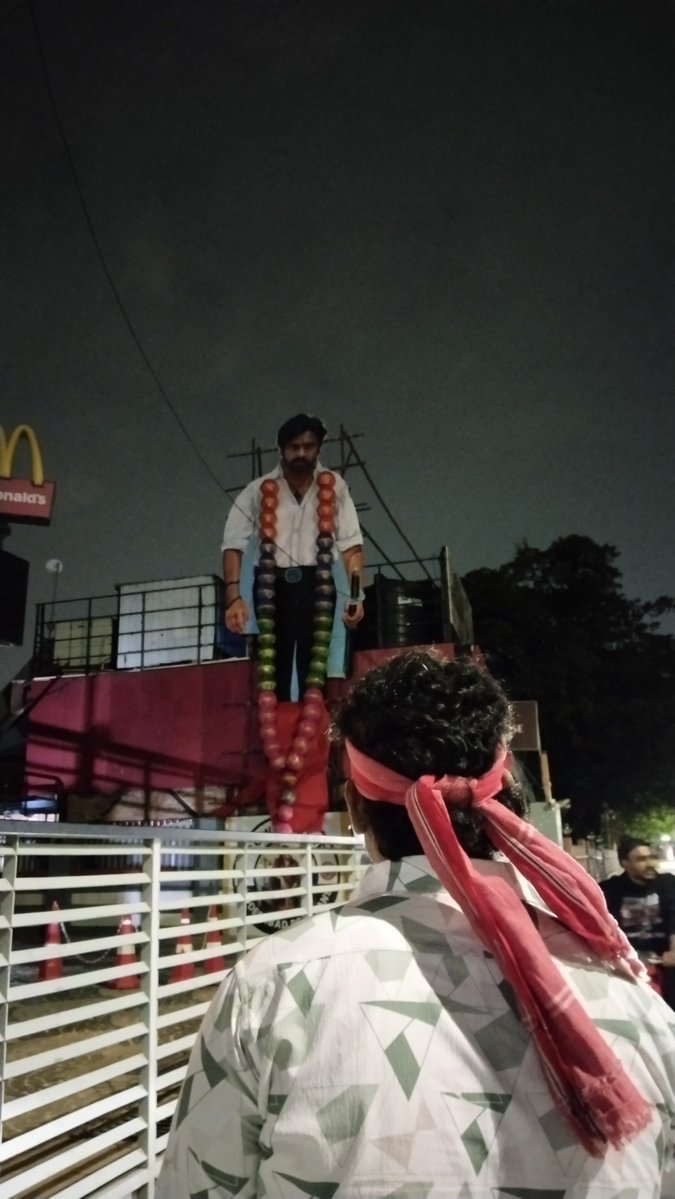 NaniiSanja97527's tweet photo. Baitiki velelopuu bathiki unte chalu anukuna roju adhii π₯΅π₯
Peak og daysπ£π£
Piche Prathi swasalo Pawanisam π₯π
ThaT title card,interval, return to bombai sequence π₯΅π₯΅π₯
Most hyped movie in the history π₯π₯
@Sujeethsign π«‘π₯
@MusicThaman ππ£
@PawanKalyan π₯π
#1yrforOG https://t.co/M8DYllNoLG