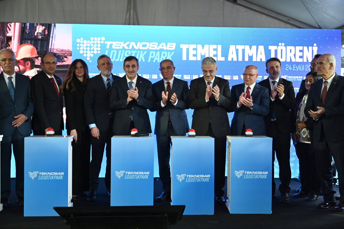 efkanala's tweet photo. Cumhurbaşkanı Yardımcımız Sayın Cevdet Yılmaz’ın katılımlarıyla Bursa’mızda yapımı planlanan ve değeri ikiyüz milyon doları aşan TEKNOSAB Lojistik Park’ın temelini attık. 

Şehrimize, Bursa’mıza hayırlı ve uğurlu olsun. https://t.co/OSfIvPPz0d