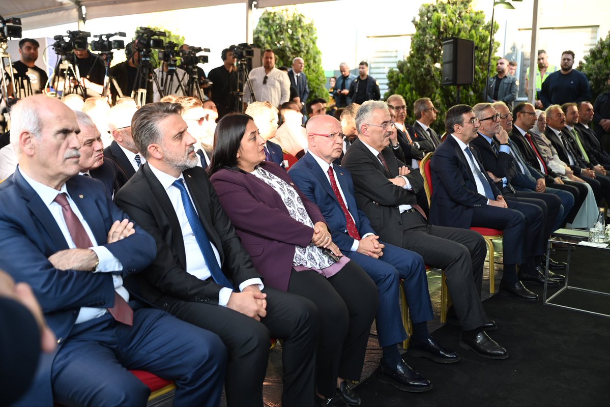 efkanala's tweet photo. Cumhurbaşkanı Yardımcımız Sayın Cevdet Yılmaz’ın katılımlarıyla Bursa’mızda yapımı planlanan ve değeri ikiyüz milyon doları aşan TEKNOSAB Lojistik Park’ın temelini attık. 

Şehrimize, Bursa’mıza hayırlı ve uğurlu olsun. https://t.co/OSfIvPPz0d