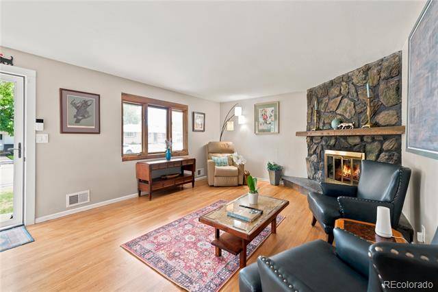 RhinoRealtyPros's tweet photo. #CentennialCO Host holidays in this updated 5BR/3BA home for $675k w/ $10k rate buydown credit! Features 2022 HVAC, powered workshop &amp; finished basement. Call Rick Cavallaro at 303-641-1632 or Rick@RhinoRealtyPros.com #CentennialRE

https://t.co/fM7Kyvx088 https://t.co/Dxn8CZX9NI