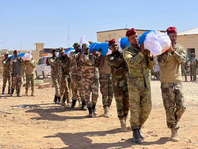 Tuuryare_Africa's tweet photo. BREAKING: Somali government has cut monthly payments to families of SNA soldiers killed fighting Al-Shabab from $200 to $100. Families say the reduction began this month, with no explanation given. The cuts come as Somalia faces foreign-aid reductions. https://t.co/rCb1CgSUog
