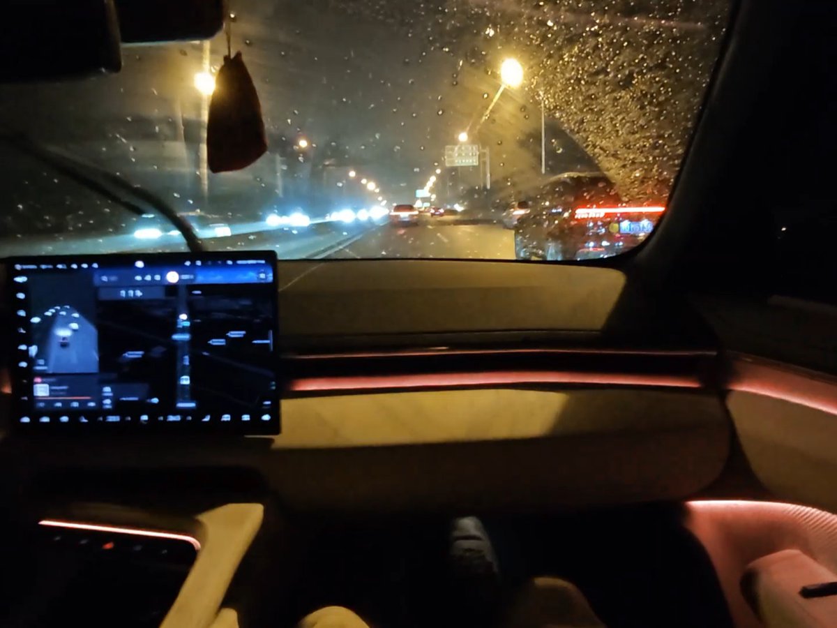 DarleneVilflvk's tweet photo. Lost in the warm, fuzzy guitar riffs of this indie track—perfect for a late-night drive with the windows down. https://t.co/xMdmusnWE4