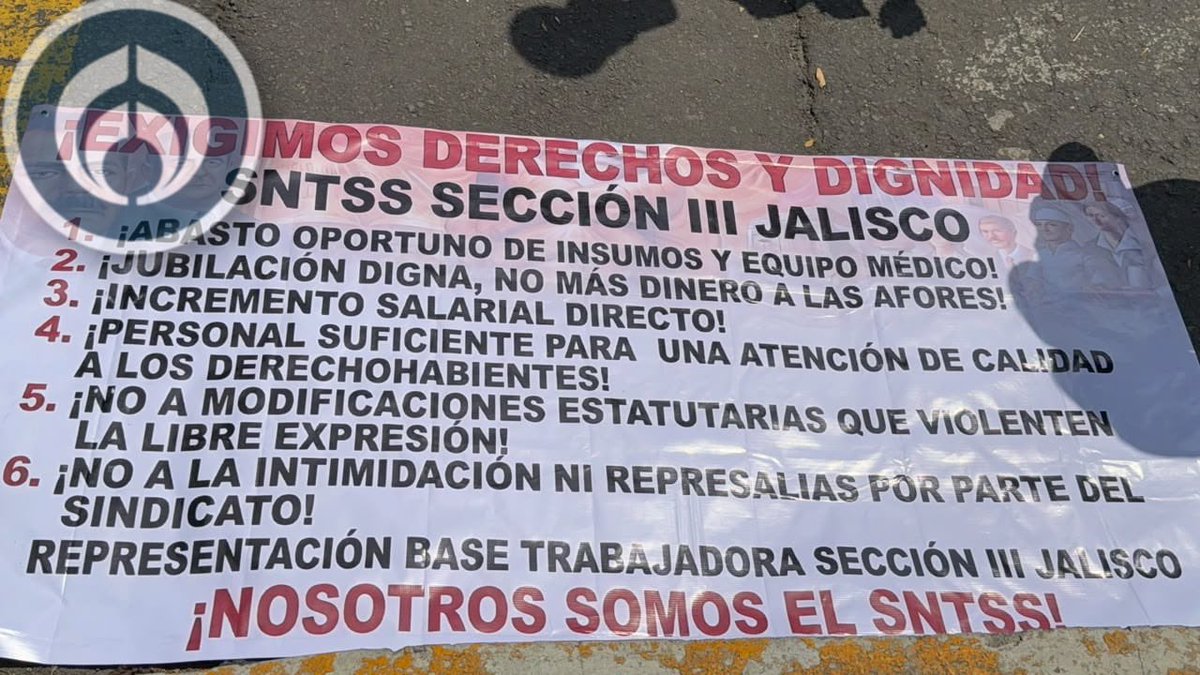 azucenau's tweet photo. 🔴Jubilados y trabajadores del IMSS llegaron en marcha a la sede nacional del Sindicato Nacional de Trabajadores del Seguro Social, donde encontraron las rejas cerradas, lo que provocó molestia entre los manifestantes.

Con consignas como “La base no se vende”, “Fuera charros” y “No a las Afores”, mantienen su protesta frente a las instalaciones sindicales.

📹🗞️ David Galván @Radio_Formula