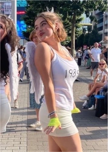wellsygrahamX's tweet photo. This girl is meeting Taylor Swift on Sunday 🕯️🕯️🕯️ https://t.co/q56XNO9YOS