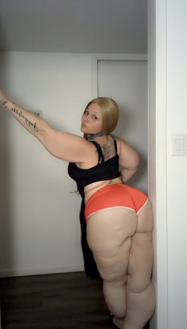 whitneyworldd's tweet photo. Perfect arched 🍑 https://t.co/7u3QhI0Czh