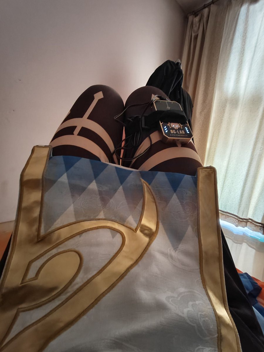 MoyuSnowflake's tweet photo. 呜哇T﹏T被电的好舒服，糟糕，下面好像有奇怪的液体流出来了，hentai不许看! https://t.co/Mm20BdaP3K