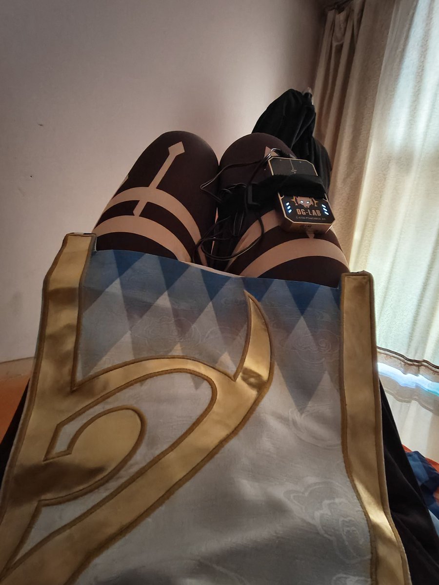 MoyuSnowflake's tweet photo. 呜哇T﹏T被电的好舒服，糟糕，下面好像有奇怪的液体流出来了，hentai不许看! https://t.co/Mm20BdaP3K