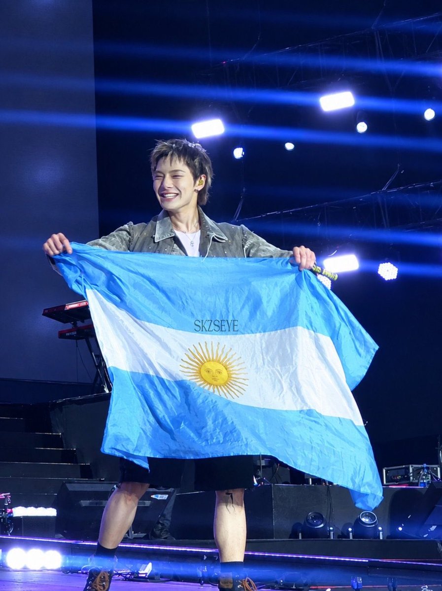 fateofori's tweet photo. cómo vas a mirar con tanto amor y respeto al público argentino 🥺 yang jeongin te ganaste nuestro corazón para siempre https://t.co/GWNHgKdAoe