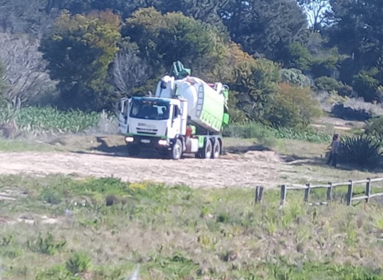 Cuestor23's tweet photo. José Ignacio: Barométrica SERVIDUCTO volcando residuos en una cañada a metros de la planta potabilizadora de OSE en Arenas de José Ignacio. https://t.co/dvioRCU4xi