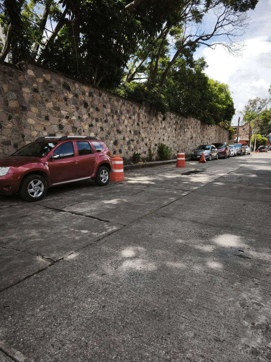 HanselMontersen's tweet photo. @jluriosteguis @CuernavacaGob calle Chilpancingo cada quien hace lo que quiere. Cómo permites el funcionamiento de Bistros cuando en la misma calle también tienes 3 restaurantes más, clínicas medicas y una escuela. https://t.co/E0USfJnMip