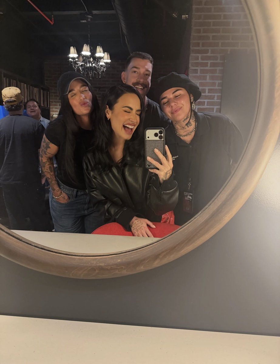 demi_glow's tweet photo. I MISSED HER SM 😭 https://t.co/Xq3OzX66S8
