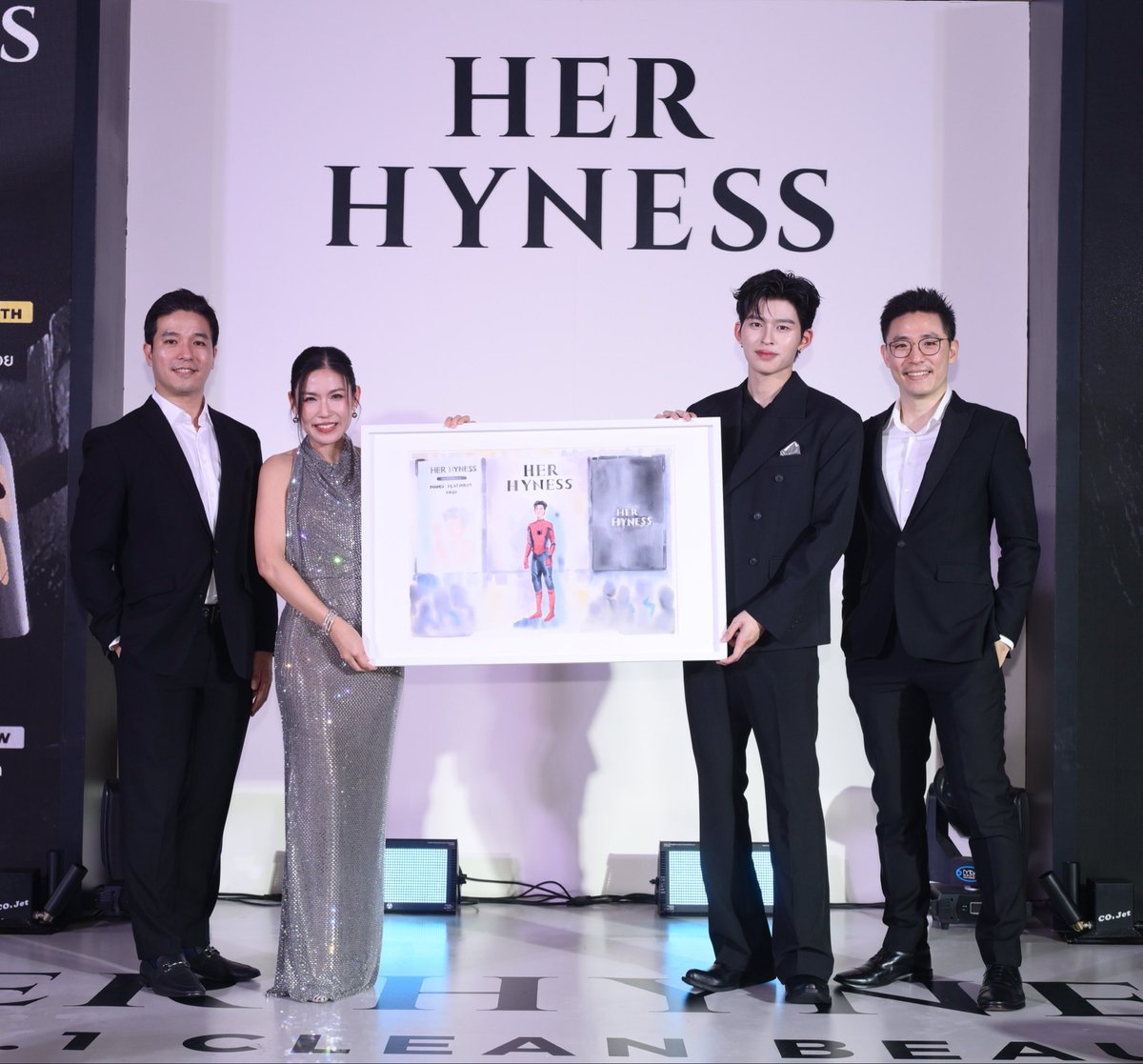 HerHynessBeauty's tweet photo. เซอร์ไพรส์สุดพิเศษสำหรับงาน The Science and Soul Behind No.1 Mask 🧡✨
ของขวัญสุดพิเศษที่ Her Hyness ตั้งใจเตรียมไว้สำหรับ ท่านปอนด์ ณราวิชญ์ โดยเฉพาะเลยค่า 🥺🫶🏻

เป็นของขวัญที่ทั้งน่ารักและมีความหมายมาก ๆ เพราะทุกดีเทล Her Hyness ตั้งใจสั่งทำขึ้นมาเพื่อท่านปอนด์โดยเฉพาะ อยากให้เป็นอีกหนึ่งความทรงจำดี ๆ จากงานครั้งนี้ที่ท่านปอนด์ได้เก็บไว้ 🧡

อีกหนึ่งความพิเศษเล็ก ๆ จาก Her Hyness ที่ตั้งใจมอบให้ท่านปอนด์เลยน้า หวังว่าท่านปอนด์จะชอบนะค้า 🥺🧡✨

#HerHynessNo1Mask #HerHynessxPond #HerHyness #No1CleanBeauty