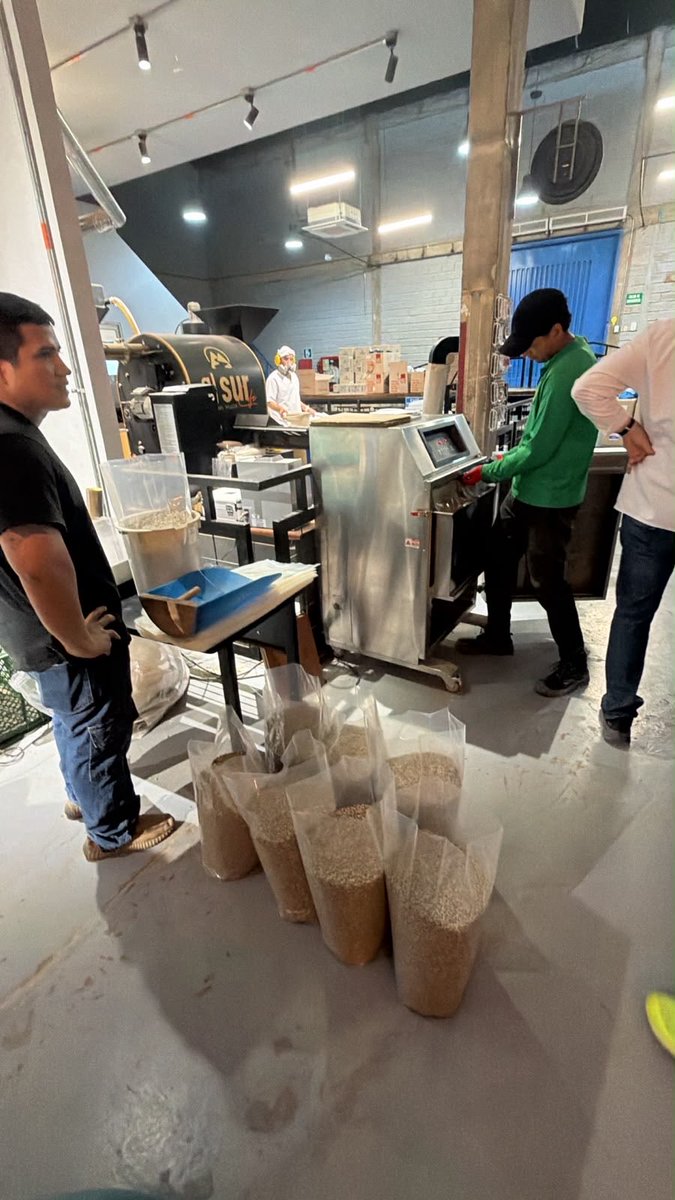GermanBahamon's tweet photo. La transformación de la caficultura colombiana exige ir más allá del acompañamiento agrícola. Nuestra responsabilidad es abrirles a los cafeteros las puertas de toda la cadena de valor, para que puedan transformar su café, llegar directamente a los mercados y capturar más valor por su trabajo.

En Almacafé, empresa de la @FedeCafeteros , tenemos una misión clara, y es conectar el origen con el mundo.

Con nuestros Centros de Industrialización Regional (CIR), cafeteros como Edison Chavarro pueden tener su propia fábrica, bajo un modelo similar al co-roasting que existe en otras partes del mundo.

Aquí perfilamos su café, diseñamos su curva de tueste, personalizamos sus sacos, ofrecemos soluciones de conservación como GrainPro y empaque al vacío de café verde, y los acompañamos en sus reuniones con compradores internacionales.

Hoy contamos con CIR en Huila, Santander, Caldas y Quindío. Y muy pronto abriremos más en cada región cafetera!

No se trata solamente de producir un gran café. Se trata de darles a nuestros cafeteros las herramientas para transformarlo, comercializarlo y capturar más valor por su trabajo.

En Almacafé estamos cumpliendo con el propósito de acompañar a nuestros cafeteros a recorrer toda la cadena de valor.