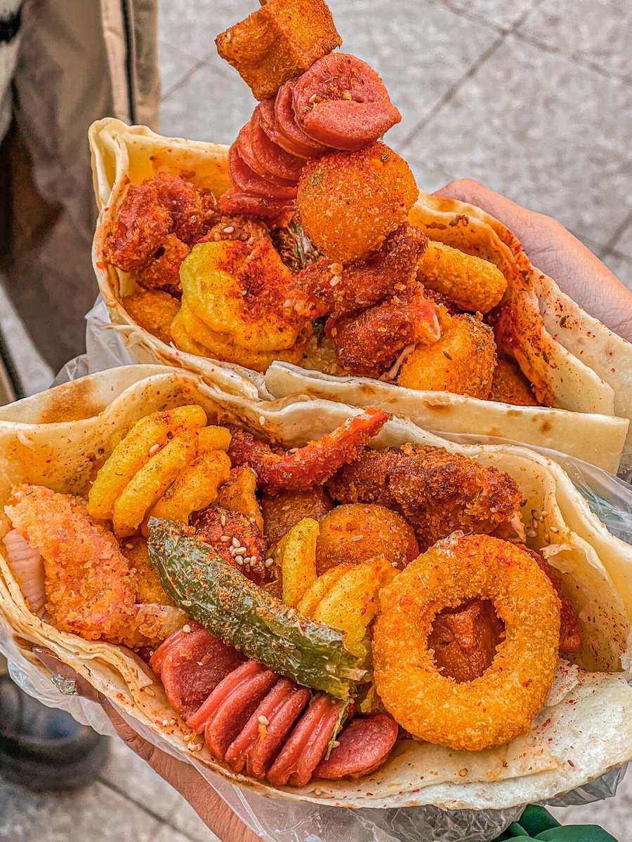 FranMoneymaker's tweet photo. Crunchy fried skewers on a busy street corner, perfect quick bite after work! ， https://t.co/qt5EfE220K