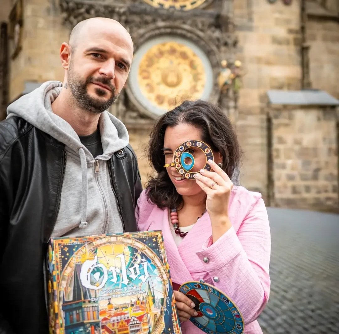 conexion_games's tweet photo. Experiencias maravillosas gracias a crear juegos de mesa: en Praga, jugar 5 partidas simultáneas de Orloj dentro de su edificio, con la editorial checa Bohemian Games, Tomas Holek y 20 jugones más, ver los apóstoles desde dentro... 🫣 Un día inolvidable! Muy agradecidos 🥰 https://t.co/aWh5g9VG7h