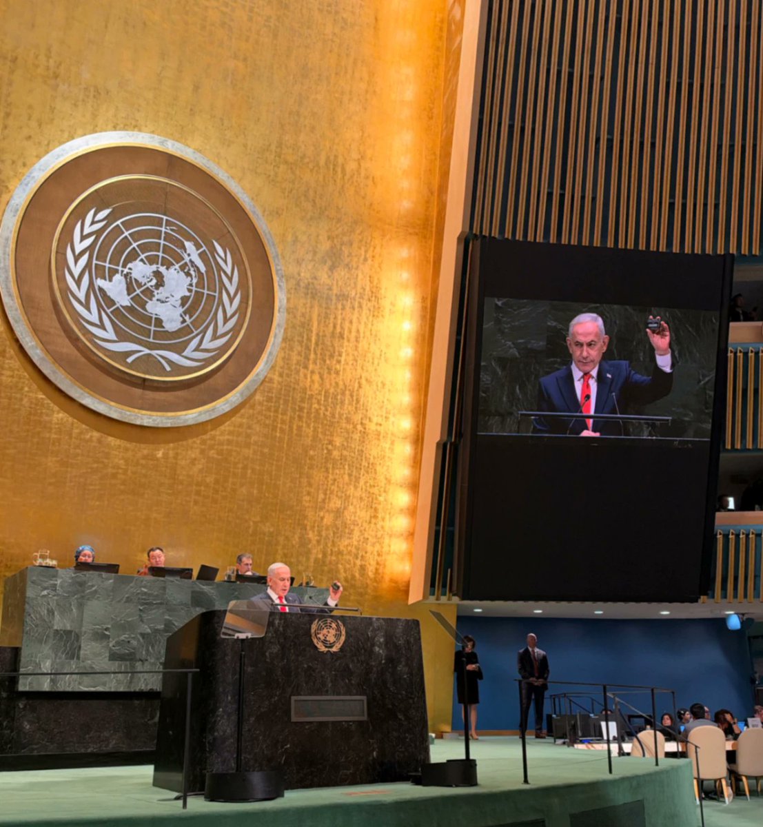 dariodangelo91's tweet photo. 🚨🚨🚨🎙️🇮🇱🇺🇳 Un Bibi Netanyahu letteralmente scatenato quello che ha finito di parlare pochi minuti fa all'Assemblea Generale delle Nazioni Unite. Potrebbe anche essere stato il suo ultimo intervento da primo ministro israeliano al Palazzo di Vetro. L'ho tradotto per voi. Buona lettura:

"Signor Presidente, prima di cominciare, vorrei fare soltanto un breve annuncio. Se in quest’aula ci sono altri codardi morali che non se ne sono ancora andati, vi prego di farlo adesso. Grazie mille. 

Signore e signori, 14 anni fa mi trovavo su questo podio e tracciai una linea rossa. Promisi che avrei impedito alla dittatura assassina iraniana di sviluppare bombe atomiche, armi nucleari destinate a distruggere Israele, armi nucleari che avrebbero potuto minacciare il mondo intero. Ed è esattamente quello che abbiamo fatto.

Ora lasciate che vi dica qualcosa che potrebbe sorprendervi. Devastare gli impianti nucleari iraniani è stato difficile. È stato molto difficile. Ma per me è stata una delle decisioni più facili che abbia mai dovuto prendere da primo ministro. Perché, se non l’avessimo fatto, oggi saremmo tutti morti.

E volete sapere qual è l’ironia più grande? Difendendo se stesso, Israele sta difendendo anche molti dei Paesi i cui delegati hanno appena abbandonato quest’aula. Anzi, voglio che sappiate che molti dei loro leader ci hanno persino ringraziato in privato per aver eliminato le armi nucleari iraniane. È difficile immaginare un’ipocrisia più sconvolgente, ma è esattamente di questo che si tratta.

Ora, questa non è la prima volta che ci troviamo di fronte alla minaccia dell’annientamento.
Il 5 giugno 1967, Israele era circondato da nemici che giuravano apertamente di distruggerci. All’epoca non eravamo in Giudea e Samaria, il cuore della patria storica del popolo ebraico. Non eravamo a Gaza. Non eravamo sulle alture del Golan. Ah, e signor al-Sharaa, dovrebbe sapere che gli ebrei sono presenti sulle alture del Golan fin dai tempi di Mosè. Può leggerlo nella Bibbia.

No, a quel tempo, alla vigilia della Guerra dei Sei Giorni del 1967, non eravamo in nessuno di questi territori. Eravamo in una minuscola striscia di terra. E lo siamo ancora. Una striscia di terra che equivale a circa un terzo dell’uno per cento dell’intera superficie del mondo arabo. Eppure accusano Israele, il minuscolo Israele, di colonialismo. Bel colonialismo! E chi ci accusa? Beh, tra gli altri, persone in Gran Bretagna e in Francia. Per l’amor di Dio, sono stati loro a inventare il termine! Il loro colonialismo ha attraversato l’intero globo. Colonialismo! Ma per favore! Un’altra menzogna.

Eppure, a quel tempo, su quel minuscolo lembo di terra, senza West Bank, senza Gaza, senza alture del Golan, era in gioco soltanto la sopravvivenza dell’unico Stato ebraico al mondo. Perché è di questo che si tratta in questo conflitto. Non si tratta di territori. Si tratta dell’esistenza di uno Stato ebraico, quali che siano i suoi confini.

Eppure, proprio allora, eravamo minacciati di annientamento da tre eserciti arabi che si preparavano a invaderci. Sapete cosa facevano gli israeliani a quel tempo? Scavavano fosse comuni, preparandosi alle migliaia e migliaia di vittime, preparandosi a seppellire i nostri morti. 

All’epoca ero uno studente israeliano delle superiori a Philadelphia, in Pennsylvania. Cinque giorni prima dello scoppio della guerra, presi un aereo per tornare in Israele. Trovai un Paese immerso nel più completo oscuramento. Israele si preparava all’impatto. Ero tornato per vedere mio fratello Jonathan, Yonatan, Yoni. Aveva 21 anni ed era un ufficiale dei paracadutisti. Come il resto dell’esercito, la sua unità era già stata mobilitata. Andai a cercarlo. Mi dissero che i paracadutisti erano accampati nei frutteti, negli aranceti intorno a Ramle. 

Così andai lì e chiesi ad alcuni soldati: “Sapete dove si trova Yoni Netanyahu?”.
“No”. “No”.

Poi uno di loro disse: “Ah, intendi quel ragazzo giovane? Sì, è nell’aranceto accanto”.

Così mi diressi lì e, improvvisamente, in fondo a un lungo filare di alberi, vidi mio fratello. Rimase assolutamente sbalordito nel vedermi. 

“Bibi”, disse. “Bibi, che cosa ci fai qui?”. Corremmo l’uno incontro all’altro e ci abbracciammo.
E davanti a una tazza di caffè militare preparato alla meglio, gli rivolsi la domanda che avevo in mente, la domanda che tutti avevano in mente. “Allora, Yoni”, gli dissi, “che cosa succederà?”.

Lui si fermò un istante, poi disse qualcosa che non dimenticherò mai. 

“Vinceremo”, disse. “Non abbiamo altra scelta”.

Ricordo quelle parole come se fosse ieri. Vinceremo. Non abbiamo altra scelta. E quando vincemmo, nove anni dopo, terroristi palestinesi dirottarono un aereo passeggeri diretto in Israele. Lo portarono a Entebbe, in Uganda. Come i nazisti, i terroristi selezionarono i passeggeri ebrei: uomini, donne, bambini, neonati. Minacciarono di ucciderli tutti se Israele non avesse liberato i terroristi palestinesi. E poi, il 4 luglio 1976, nel bicentenario degli Stati Uniti, in una delle più straordinarie missioni di salvataggio dei tempi moderni, Yoni guidò i suoi coraggiosi soldati nel cuore dell’Africa. Miracolosamente, salvarono 103 ostaggi ebrei e li riportarono tutti a casa. Tutti, fino all’ultimo. Mio fratello, il comandante del gruppo d’assalto, fu l’unico soldato ucciso durante quella missione. Voglio ringraziare ancora una volta l’Uganda per aver recentemente eretto una statua di Yoni nel luogo in cui cadde.

Amici miei, le parole di Yoni sono vere oggi come lo erano più di mezzo secolo fa. Vinceremo. Non abbiamo altra scelta. E mai questo è stato dimostrato più chiaramente che il 7 ottobre 2023, il giorno più buio della storia di Israele. In quel giorno orribile, migliaia di terroristi palestinesi irruppero in Israele da Gaza. Ora, voglio che sappiate che all’epoca non c’era un solo israeliano a Gaza. Non un civile, non un soldato. Neanche uno. Ma questo non cambiò assolutamente nulla. I terroristi di Hamas compirono il più grande massacro di ebrei dai tempi dell’Olocausto. Passarono di casa in casa, sparando a bruciapelo ai civili israeliani. Lo fecero con una gioia diabolica, con un piacere sadico. Trasmettevano in diretta streaming mentre uccidevano. E chi uccidevano? Proprio quegli israeliani, i loro vicini, che davano loro lavoro, che andavano a prendere i bambini palestinesi al confine con Gaza e li accompagnavano negli ospedali israeliani per sottoporli a cure oncologiche, per poi riportarli a casa. 

Riuscite a immaginare una simile mostruosità? Questi mostri di Hamas massacrarono i sopravvissuti all’Olocausto. Bruciarono vivi i neonati davanti ai loro genitori. Decapitarono i nostri uomini. Stupravano brutalmente le nostre donne e poi le uccidevano. Complessivamente, quel giorno massacrarono 1.200 israeliani. 

Voglio darvi un’idea di che cosa significhi questo per un Paese di dieci milioni di abitanti. In proporzione, equivale al massacro di 40.000 americani innocenti in meno di 24 ore. È come se l’11 settembre si fosse ripetuto 16 volte. Sedici 11 settembre, verificatisi non molto lontano da qui. 

In quel giorno, il più buio della nostra storia, i nostri nemici si aspettavano che crollassimo. Ebbene, non siamo crollati. Al contrario, ci siamo rialzati e abbiamo combattuto come leoni!

Negli ultimi tre anni, i nostri eroici soldati hanno combattuto giorno dopo giorno in una guerra su sette fronti. Conoscete un altro Paese delle dimensioni del New Jersey capace di combattere una guerra su sette fronti, per giunta per tre anni? 

Sette fronti: Hamas, Hezbollah, gli Houthi, l’Iran, le milizie in Iraq, le milizie in Siria e i terroristi palestinesi in Giudea e Samaria. Si sono coalizzati tutti contro di noi per cancellarci dalla faccia della Terra. Hanno fallito. Perché, invece di crollare, abbiamo inferto a tutti loro colpi devastanti. Insieme ai nostri grandi amici americani, abbiamo annientato l’esercito, la marina, l’aeronautica e gli impianti nucleari dell’Iran. Israele ha martellato Hamas. Abbiamo colpito duramente Hezbollah. Ricordate i cercapersone? Ricordate questi aggeggi? Ve li ricordate?
Beh, posso dirvi una cosa: Hezbollah se li ricorda certamente!

E indovinate che fine ha fatto la maggior parte del suo immenso arsenale di 150.000 missili balistici e razzi, tutti puntati contro i nostri civili? Non ci sono più. I leader di Hezbollah? Morti.
Il loro spirito? Spezzato. Gli arciterroristi, i peggiori assassini di massa sulla faccia della Terra, responsabili dell’uccisione non soltanto di israeliani, ma anche di americani, britannici e cittadini di decine di Paesi: Khamenei, Deif, Sinwar, Haniyeh, Nasrallah e migliaia di altri terroristi che volevano distruggerci. Anche loro non ci sono più.

I terroristi rimasti cercano disperatamente di riorganizzarsi. Ogni giorno cercano di uccidere la nostra gente e, in particolare, cercano di uccidere il nostro popolo nella nostra patria storica, in Giudea. A proposito, è proprio da lì che deriva la parola “ebreo”: dalla Giudea. Quella è la nostra terra. 

Cercano di ucciderci con migliaia di attentati ogni anno. Prendono di mira famiglie, famiglie pacifiche che percorrono le strade in automobile. Sparano contro donne incinte. Sparano contro intere famiglie. Naturalmente, nulla di tutto questo trova spazio sulla stampa internazionale o sui social media. Nulla. Assolutamente nulla. Quello di cui parlano, invece, è un gruppetto di giovani delinquenti, circa 150, che vanno in giro a lanciare pietre, ad abbattere ulivi. A volte appiccano anche degli incendi. Non lo sopporto. Non tollererò che qualcuno si faccia giustizia da sé. Siamo uno Stato di diritto. Per questo abbiamo messo lo Shin Bet alle loro calcagna. Ma è questo che chiamano “violenza dei coloni”. E il numero delle vittime in un anno? Forse due o tre. Nell’intero periodo di cui si sta discutendo, forse due o tre morti, a fronte delle migliaia di attacchi terroristici contro i coloni pacifici, persone rispettabili, persone che rispettano la legge. Che distorsione della realtà! È un’ossessione.

Sento questi discorsi anche qui. Voglio dire, i leader di alcuni Paesi ne parlano seriamente.
E lo dicono con un tono così solenne: “Non possiamo tollerare la violenza dei coloni!”. Non sapete di che cosa state parlando. E ascoltate, due giorni fa, due giorni fa, due giorni fa...Mi rivolgo al mio collega Emmanuel Macron. Due giorni fa, tre giorni fa, un cittadino francese, Netanel Shukrun, padre di sei figli, è stato ucciso a colpi d’arma da fuoco mentre visitava una sorgente insieme al figlio sedicenne. Un terrorista di Hamas, in Giudea e Samaria, si è avvicinato e gli ha sparato a bruciapelo. E le ultime parole che ha pronunciato sono state: “Scappa, scappa, figlio mio, mettiti in salvo”. È successo tre giorni fa.

Due giorni fa, in Giudea e Samaria, un ufficiale della riserva, un riservista, Neria Leiter, è stato travolto da un terrorista palestinese che ha compiuto un attentato con un veicolo. Ora lotta per la vita in un ospedale di Gerusalemme. Ho fatto visita alla sua famiglia poco prima di salire sull’aereo per venire qui. Neria, padre di quattro figli, è il figlio di Yechiel Leiter, il nostro straordinario ambasciatore negli Stati Uniti. Tre anni fa, il figlio maggiore di Yechiel, Moshe, padre di sei figli, è stato ucciso mentre bonificava un edificio minato a Gaza. Yechiel, fratello mio, il tuo dolore è incommensurabile. L’intero popolo di Israele, e moltissime persone al di fuori di Israele, pregano per la vita di Neria.

Ma nonostante il dolore, nonostante la sofferenza, non ci arrendiamo. In un recente post, pubblicato prima dell’attentato, Neria aveva scritto queste parole. Ascoltate: “Non abbiamo un altro Paese. È un privilegio difenderlo”. A Neria e a tutti gli eroi di Israele rivolgo una promessa solenne: il vostro sacrificio non sarà stato vano.

Continueremo a difendere il nostro Stato.
Continueremo a vincere, perché non abbiamo altra scelta.

In questa battaglia contro i barbari, non abbiamo avuto un alleato più importante del presidente Trump. Lo ringrazio. Lo ringrazio per la sua coraggiosa leadership. Ha affrontato con coraggio un pericolo enorme per l’America, per Israele e per il mondo. Decenni fa aveva capito che, se nessuno li avesse fermati, gli ayatollah fanatici che inneggiano alla morte dell’America e alla morte di Israele avrebbero finito per realizzare le loro folli fantasie. Così Israele e America hanno agito insieme, non soltanto per proteggere noi stessi, ma per salvare la civiltà. Coraggiosi piloti americani, insieme a coraggiosi piloti israeliani, hanno condotto missioni congiunte nei cieli dell’Iran. America e Israele hanno collaborato anche per riportare a casa gli ostaggi che erano ancora prigionieri. Li abbiamo riportati a casa tutti, fino all’ultimo.

Vi chiedete perché stiamo vincendo? Beh, Yoni lo disse con parole semplici: non abbiamo altra scelta.

E durante tutta questa lunga guerra, il nostro obiettivo non è mai cambiato: vincere. Vincere con una determinazione incrollabile. Vincere con un coraggio inesauribile. Perché questo è Israele: un unico popolo che combatte per un unico futuro. Destra e sinistra, giovani e anziani, religiosi e laici. Abbiamo le nostre divergenze? Certamente. Chi non ne ha? Ma nei momenti cruciali, quei momenti che plasmano il nostro destino, restiamo uniti. Perché ciò che ci unisce è molto più forte: la nostra storia, i nostri valori, il nostro coraggio. Il coraggio, il coraggio del nostro valoroso popolo, che ha resistito ai mille potenti missili balistici che l’Iran ha fatto piovere sulle nostre città, sui nostri civili. 

Signore e signori, vi trovate qui, nell’aula dell’Assemblea Generale delle Nazioni Unite. Sapete cosa farebbe un solo missile balistico da una tonnellata se colpisse questo luogo? Distruggerebbe completamente l'intero complesso. Anzi, due missili del genere distruggerebbero le Nazioni Unite. 

Quindi potete immaginare, pensate a mille giganteschi missili che piovono dal cielo sulle vostre città, sulle vostre case. Rendo omaggio al coraggio del popolo di Israele. Rendo omaggio al coraggio dei nostri valorosi soldati: ebrei, cristiani, drusi, musulmani. L’esercito più morale del mondo, le Forze di difesa israeliane.

Per tre anni, i nostri coraggiosi soldati hanno combattuto valorosamente una guerra su sette fronti. Ma questa guerra ha un ottavo fronte. È la guerra per la verità. Si combatte sui media di tutto il mondo e, nella sua forma più insidiosa, sui social media. Diversi Paesi stranieri hanno speso miliardi e miliardi di dollari per diffondere menzogne sul mio Paese. Il primo a farlo è stato il Qatar. Decenni fa ha cominciato a finanziare massicciamente le università americane e organi di informazione tossici come Al Jazeera. A proposito, hanno fatto lo stesso anche in Europa. E il loro obiettivo era chiaro: fare il lavaggio del cervello ai giovani affinché odiassero Israele, odiassero l’America, odiassero l’Occidente. È lo stesso Qatar che ospita i macellai di Hamas responsabili del 7 ottobre. 

Ora, l’ultimo Paese a essere diventato un grande diffusore di menzogne antisemite è la Turchia. Erdogan. Erdogan è un tiranno. Anche lui ospita i capi terroristi di Hamas. Ha assassinato migliaia di civili curdi. Nega il genocidio armeno. Mette in prigione giornalisti e leader dell’opposizione. Anzi, credo che detenga il record mondiale in questo campo. È una competizione difficile, ma penso che sia il numero uno. Occupa illegalmente Cipro del Nord, parte di uno Stato membro dell’Unione europea, e viola regolarmente i diritti della Grecia, membro della NATO. Ora vuole prendere il controllo della Siria. Beh, non è sorprendente, perché invoca la distruzione di Israele quasi ogni singolo giorno. Dice che diventerà il sovrano di Gerusalemme. No, signore, non lo diventerà. Questo è il nostro Paese, la nostra città, la nostra capitale eterna.

I tiranni di tutto il mondo cercano di minacciarci. Cercano di minare la nostra determinazione con le loro campagne di menzogne. Ma alla fine, proprio come sul campo di battaglia militare, il popolo ebraico prevarrà. 

Ci vorrà tempo. Ci vorrà tempo per sconfiggere le menzogne. Ci vorrà tempo perché il mondo riconosca ciò che è così evidente: che Hamas usa i civili palestinesi come scudi umani; che usa ospedali, scuole e moschee come centri di comando terroristici; che ha rubato gran parte del cibo che abbiamo fatto entrare a Gaza. E mentre Hamas ha fatto tutto il possibile per mantenere i civili palestinesi in pericolo, spesso sotto la minaccia delle armi, Israele ha fatto tutto il possibile per portarli al sicuro.

Abbiamo inviato milioni di SMS per avvertire i civili di abbandonare le zone di combattimento. Abbiamo effettuato milioni di telefonate. Abbiamo lanciato milioni di volantini.

Voglio farvi alcune domande. Quale regime genocida somministra un milione di vaccinazioni contro la poliomielite alla popolazione nemica? Quale regime genocida consente la distribuzione di due milioni di tonnellate di cibo a Gaza? È una tonnellata per ogni persona.

Accusare Israele di genocidio è la più grande menzogna del secolo.

Se volete capire quanto sia grande questa menzogna, se volete capire quanto sia assurda, ascoltate il colonnello John Spencer. È il responsabile degli studi sulla guerra urbana a West Point. È considerato uno dei maggiori esperti al mondo di guerra urbana, forse addirittura il massimo esperto mondiale. Credo che oggi sia qui con noi. Il colonnello Spencer ha studiato ogni guerra urbana dall’antichità ai giorni nostri, dall’antica Grecia a Mosul, fino a Gaza.

Ed ecco che cosa dice il colonnello Spencer: “Israele ha fatto più di qualsiasi altro esercito nella storia per prevenire le vittime civili in guerra. Nella storia”.

Abbiamo adottato innumerevoli misure per proteggere la popolazione civile. Questo è genocidio? Naturalmente no. È l’esatto contrario del genocidio. Perciò, a tutti coloro che diffondono queste menzogne sul mio Paese e sui nostri valorosi soldati, che siedano in quest’aula o nell’ufficio del sindaco antisemita di New York, dico questo:

Vergognatevi!
Vergognatevi per aver distorto i fatti.
Vergognatevi per aver scambiato la vittima con l’aggressore.
Vergognatevi per aver sputato in faccia alla verità.

Signor Mamdani, da quando è stato eletto sindaco di questa città, molti ebrei non si sentono più al sicuro a New York. Mi parlano. Mi dicono: “Questa non è la città che ricordiamo. È cambiata così in fretta”. E non c’è da stupirsi. Lei elogia criminali condannati per aver sostenuto Hamas. Annovera tra i suoi amici persone come Hasan Piker, che ha detto che l’America si meritava l’11 settembre. L’America si meritava l’11 settembre! Che amici che ha! Ha invitato a casa sua un giornalista palestinese che ha filmato terroristi di Hamas mentre picchiavano e torturavano ostaggi israeliani e che, in seguito, ha ammesso di essersi rifiutato di pubblicare i video per proteggere, indovinate un po’, i terroristi. Sua moglie ha messo “Mi piace” a un post che celebrava il massacro del 7 ottobre. Ha messo “Mi piace” a un altro post in cui si affermava che Tel Aviv non dovrebbe esistere. Lei si è rifiutato di condannare tutto questo. Accusa ripetutamente e falsamente Israele di genocidio.

Signor Mamdani, lei ha cercato di impedirmi di venire qui. Ha cercato di mettermi a tacere. Beh, non può mettermi a tacere. Non può mettere a tacere la verità. Ed ecco la semplice verità. Ecco la semplice verità: Israele non ha commesso un genocidio. Israele ha impedito un genocidio! Ed è esattamente, esattamente quello che gli amici di Hamas del signor Mamdani avrebbero fatto a noi, se non li avessimo fermati! Ci avrebbero uccisi tutti, fino all’ultimo!

Le menzogne che lei e gli altri antisemiti diffondete sugli ebrei e sullo Stato ebraico hanno conseguenze reali. A New York, gli ebrei vengono minacciati mentre si recano in sinagoga. Gli ebrei sono stati accoltellati per strada. Gli ebrei vengono demonizzati, presi di mira. Vengono presi di mira semplicemente perché sono ebrei. Gli ebrei sono stati assassinati a Sydney, Manchester, Montreal, Boulder, in Colorado. Sono stati aggrediti a Los Angeles, Londra, Parigi, Berlino, Washington D.C. Gli antisemiti di tutto il mondo vogliono terrorizzare il nostro popolo.

Ho una notizia per loro: i tempi in cui gli ebrei erano vittime indifese, condotte al macello, quei tempi sono finiti!

Oggi abbiamo uno Stato.
Oggi abbiamo un esercito.
Oggi abbiamo un popolo pronto e determinato a difendersi.

Perciò oggi, oggi ho un messaggio per gli ebrei di tutto il mondo: tenete la testa alta!
Siate orgogliosi! Abbiate fiducia in voi stessi! Non lasciatevi intimidire. Alzatevi in piedi!

E a tutti gli altri, a tutti coloro che vogliono difendere la verità e la giustizia, dico: unitevi a noi nel contrastare i barbari che minacciano la nostra civiltà comune. 

Ma devo essere franco con voi: non tutti stanno reagendo. Lo abbiamo visto. Perché, a differenza di Israele, ci sono alcuni che, soprattutto negli ultimi tempi e in particolare nell’Europa occidentale, hanno scelto di non reagire. I leader di questi Paesi hanno scelto di cedere alle folle antisemite. Hanno scelto la debolezza. Hanno scelto la politica dell’acquiescenza. Non possiamo sottrarci alla triste verità che abbiamo davanti agli occhi. 

Molti nel mondo libero hanno paura di difendere la libertà. E io chiedo loro: quale futuro vi riserva questo comportamento? Che cosa vi riserverà il mondo? Una fratellanza delle democrazie? Oppure i Fratelli Musulmani?

Quanto tempo vi ci vorrà per capire che questi jihadisti fanatici stanno soffocando le vostre vie navigabili, le vostre forniture energetiche, la linfa vitale delle vostre economie?

Posso assicurarvi, signore e signori, che noi in Israele non aspettiamo che gli altri si risveglino dal loro torpore morale. Andiamo avanti. Prendiamo in mano il futuro. Siamo pionieri di sviluppi straordinari nella sanità, nell’agricoltura, nell’intelligenza artificiale, nella "Intelligenza Superiore", e mettiamo queste incredibili innovazioni al servizio dell’intera umanità.

Israele, dunque, non è mai stato così forte. Non abbiamo paura. Ma vi dirò chi ha paura: i tiranni di Teheran. Ecco chi ha paura. E sapete che cosa temono più di ogni altra cosa? Il loro stesso popolo. Il coraggioso popolo iraniano, che ha sacrificato così tanto, per così tanto tempo. Il regime iraniano ha particolarmente paura quando il suo popolo dispone di questo. Quando il suo popolo dispone di questo. Questo è un dispositivo di comunicazione, Starlink, che permette alle persone di accedere alla verità, di esercitare la propria libertà di scelta, la propria libertà di pensiero e la propria libertà di espressione.

È per questo che il regime iraniano spende milioni e miliardi di dollari per censurare Internet. Signor Presidente, lascerò questo dispositivo a lei, affinché possa consegnarlo alla delegazione iraniana. Così, quando inevitabilmente diserteranno, anche loro potranno raccontare liberamente la propria storia sui social media.

Ai manifestanti là fuori, ai delegati ipocriti che hanno abbandonato quest’aula, chiedo: dove eravate quando i tiranni iraniani massacravano e mutilavano decine di migliaia di civili iraniani disarmati? Quando massacravano e mutilavano migliaia di loro stessi cittadini? Dove eravate? Avete organizzato manifestazioni di massa? Scioperi della fame? Avete protestato davanti alla missione iraniana presso le Nazioni Unite? Avete alzato la voce, peraltro, in difesa dei cristiani perseguitati in Iran e in tutto il Medio Oriente? No. No, non l’avete fatto, perché siete falsi difensori dei diritti umani. 

E i cristiani, sapete che il loro numero sta precipitando ovunque in Medio Oriente, dove vengono perseguitati e vessati, tranne che in un luogo: il mio Paese, Israele, dove la comunità cristiana cresce, prospera e ha successo. In effetti, non avete protestato nemmeno quando abbiamo lasciato Betlemme. Era sotto il nostro controllo. Era cristiana all’80-90 per cento, poi l’abbiamo consegnata all’Autorità Palestinese e oggi è musulmana all’80-90 per cento. Tutti i cristiani sono stati cacciati. Avete protestato per questo? Ne avete parlato? Niente. Nada. E non avete detto nulla sull’Iran. Proprio adesso, non avete detto nulla sull’Iran.

Ma voglio darvi una buona notizia. Nonostante il vostro silenzio, nonostante la vostra ipocrisia, è soltanto questione di tempo prima che in Iran accada qualcosa di incredibile. Il potere del popolo prevarrà su chi detiene il potere. Voglio che ascoltiate attentamente le mie parole. Un giorno, e potrebbe non essere molto lontano, il popolo iraniano sarà libero. Il suo regime assassino sarà rovesciato a causa delle sue menzogne, della sua corruzione, della sua crudeltà. Questo regime malvagio cadrà, e tutti noi celebreremo quel giorno. 

Signore e signori, la storia del mio popolo, il popolo ebraico, risale a oltre tremila anni fa. Parliamo la stessa lingua.