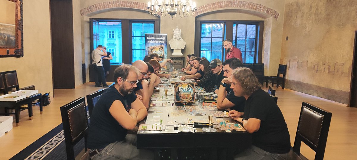 conexion_games's tweet photo. Experiencias maravillosas gracias a crear juegos de mesa: en Praga, jugar 5 partidas simultáneas de Orloj dentro de su edificio, con la editorial checa Bohemian Games, Tomas Holek y 20 jugones más, ver los apóstoles desde dentro... 🫣 Un día inolvidable! Muy agradecidos 🥰 https://t.co/aWh5g9VG7h