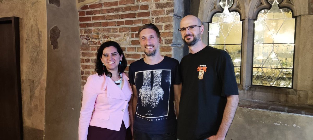 conexion_games's tweet photo. Experiencias maravillosas gracias a crear juegos de mesa: en Praga, jugar 5 partidas simultáneas de Orloj dentro de su edificio, con la editorial checa Bohemian Games, Tomas Holek y 20 jugones más, ver los apóstoles desde dentro... 🫣 Un día inolvidable! Muy agradecidos 🥰 https://t.co/aWh5g9VG7h