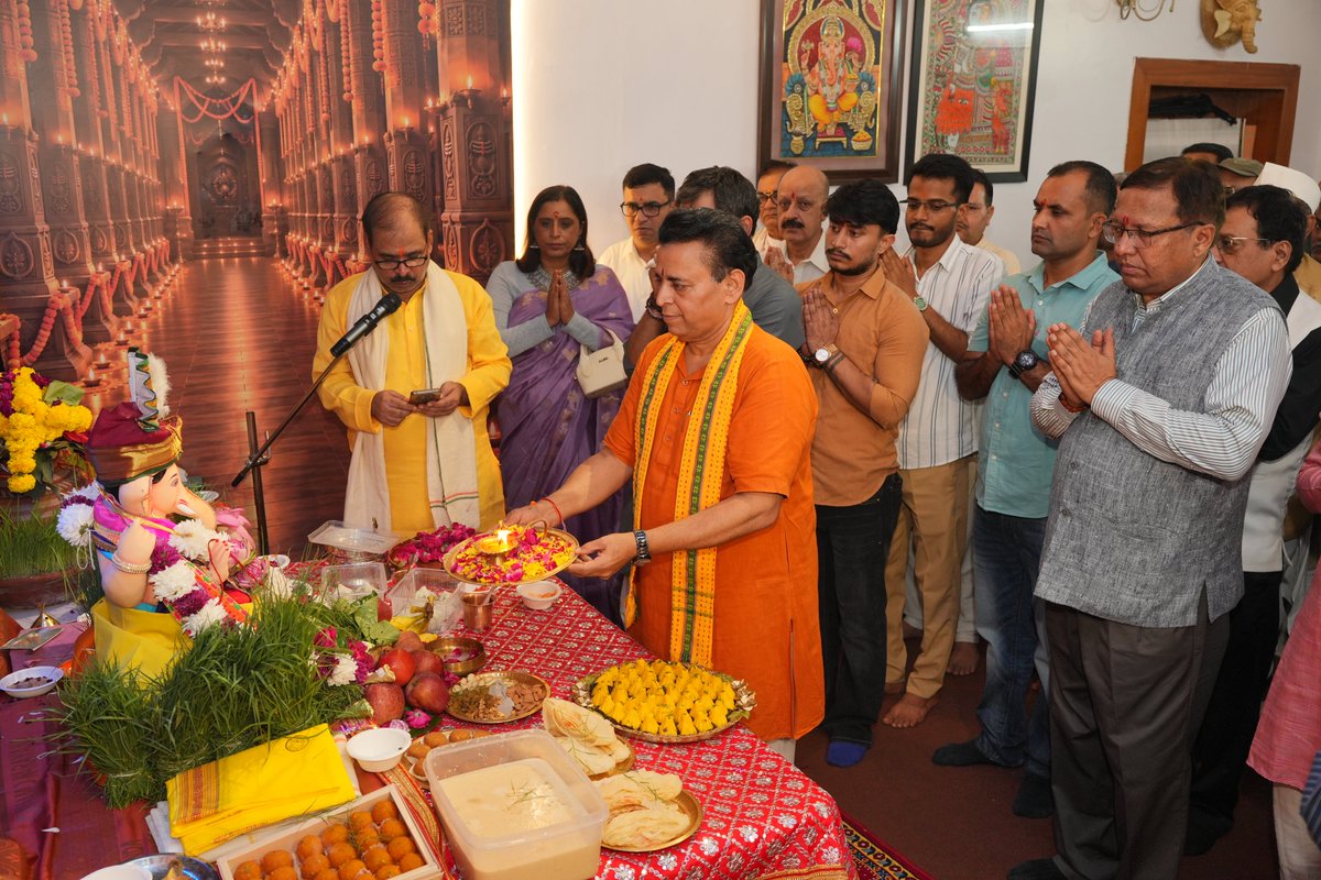 Sunil_Deodhar's tweet photo. #SamrastaGanesh गणेशोत्सव के ग्यारहवें दिवस की मंगल संध्याआरती श्रद्धा, आस्था और भक्तिभाव से संपन्न हुई।
इस पावन अवसर पर @DivyaPremSewa के संस्थापक श्री आशीष गौतम जी एवं अन्य भक्तगणों की उपस्थिति रही। सभी ने गणपति बप्पा के दर्शन एवं पूजन-अर्चन कर उनके चरणों में सुख, शांति, समृद्धि एवं सर्वकल्याण की प्रार्थना की।
एकदन्तं महाकायं लम्बोदरं गजाननम्।
सर्वसिद्धिप्रदातारं गङ्गापुत्रं नमाम्यहम्॥
गणपति बप्पा मोरया! 🚩