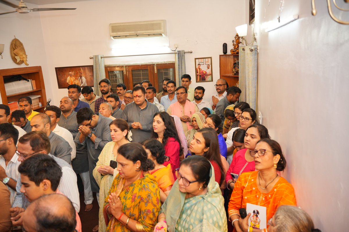 Sunil_Deodhar's tweet photo. #SamrastaGanesh गणेशोत्सव के ग्यारहवें दिवस की मंगल संध्याआरती श्रद्धा, आस्था और भक्तिभाव से संपन्न हुई।
इस पावन अवसर पर @DivyaPremSewa के संस्थापक श्री आशीष गौतम जी एवं अन्य भक्तगणों की उपस्थिति रही। सभी ने गणपति बप्पा के दर्शन एवं पूजन-अर्चन कर उनके चरणों में सुख, शांति, समृद्धि एवं सर्वकल्याण की प्रार्थना की।
एकदन्तं महाकायं लम्बोदरं गजाननम्।
सर्वसिद्धिप्रदातारं गङ्गापुत्रं नमाम्यहम्॥
गणपति बप्पा मोरया! 🚩