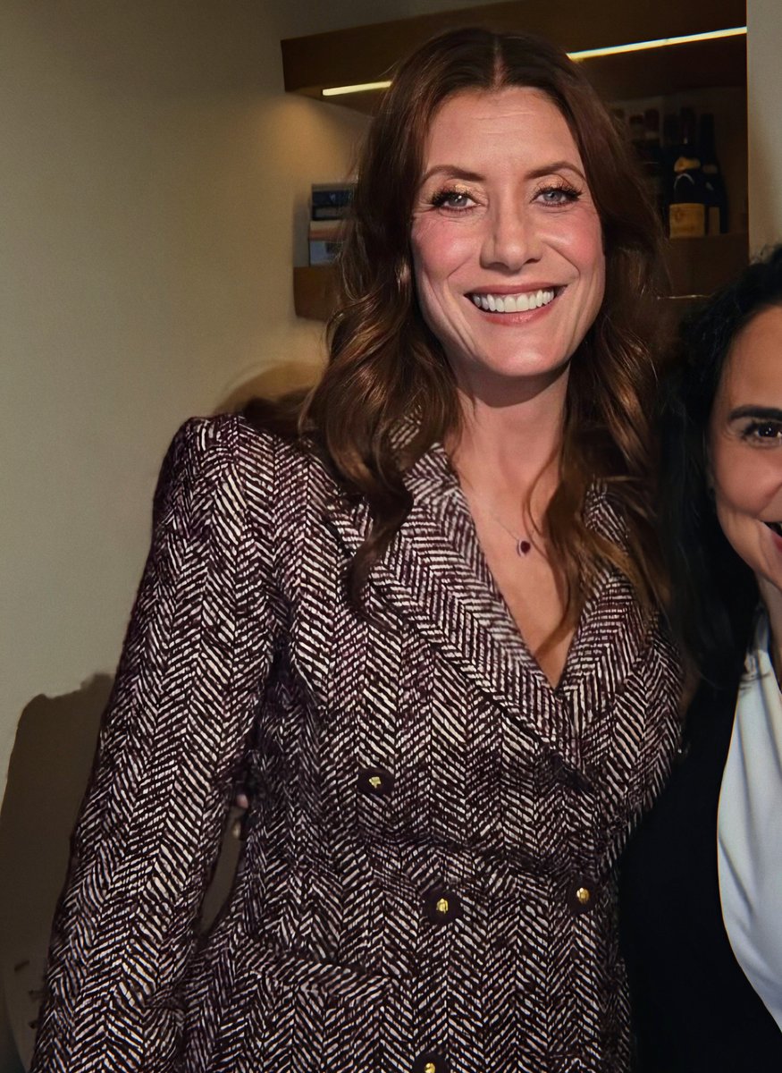 sunflowerhart's tweet photo. SHE LOOKS SO GOOD HELLO https://t.co/8GbxePRrL0