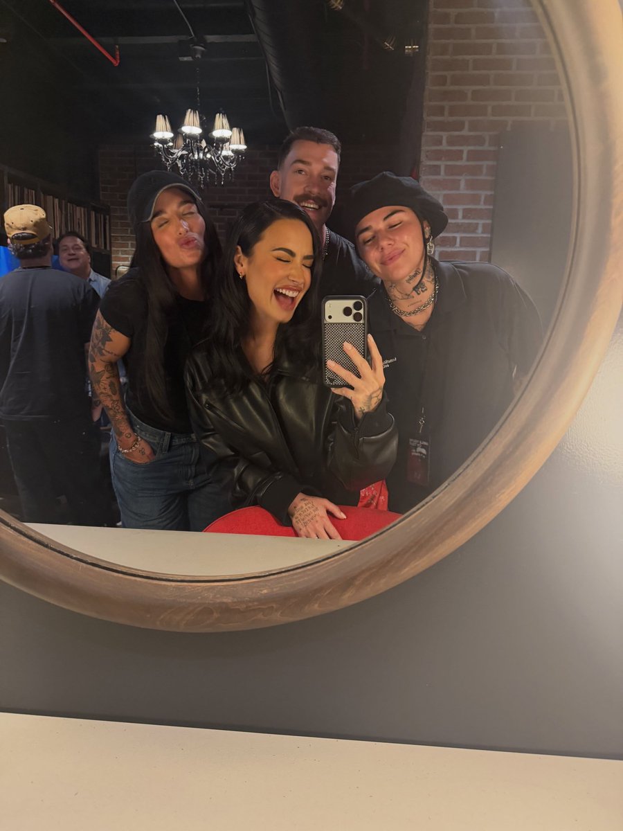 demilovatobr's tweet photo. A maior fã! Demi Lovato via conta secundária com seus amigos prestigiando o show de seu marido, Jutes. 🖤 https://t.co/SPlp48tnDj