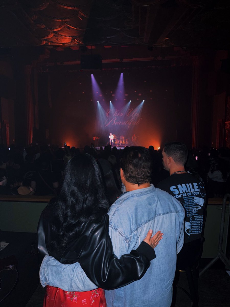 demilovatobr's tweet photo. A maior fã! Demi Lovato via conta secundária com seus amigos prestigiando o show de seu marido, Jutes. 🖤 https://t.co/SPlp48tnDj