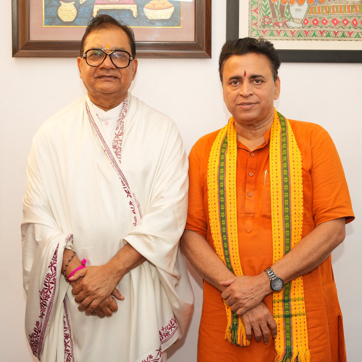Sunil_Deodhar's tweet photo. #SamrastaGanesh गणेशोत्सव के ग्यारहवें दिवस की मंगल संध्याआरती श्रद्धा, आस्था और भक्तिभाव से संपन्न हुई।
इस पावन अवसर पर @DivyaPremSewa के संस्थापक श्री आशीष गौतम जी एवं अन्य भक्तगणों की उपस्थिति रही। सभी ने गणपति बप्पा के दर्शन एवं पूजन-अर्चन कर उनके चरणों में सुख, शांति, समृद्धि एवं सर्वकल्याण की प्रार्थना की।
एकदन्तं महाकायं लम्बोदरं गजाननम्।
सर्वसिद्धिप्रदातारं गङ्गापुत्रं नमाम्यहम्॥
गणपति बप्पा मोरया! 🚩