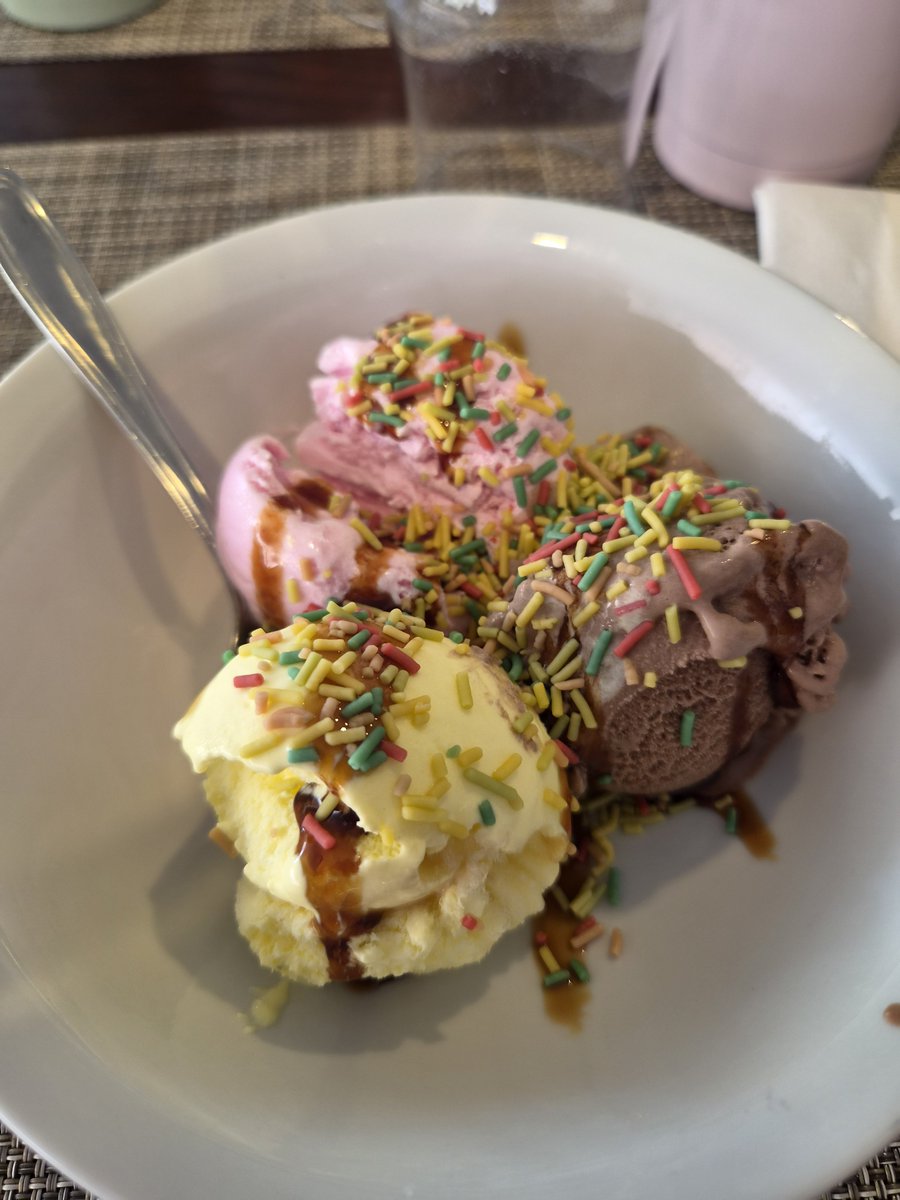 JadeAshleigh0's tweet photo. Day 1 - 2 bowls of ice cream https://t.co/rwc76hSSSR