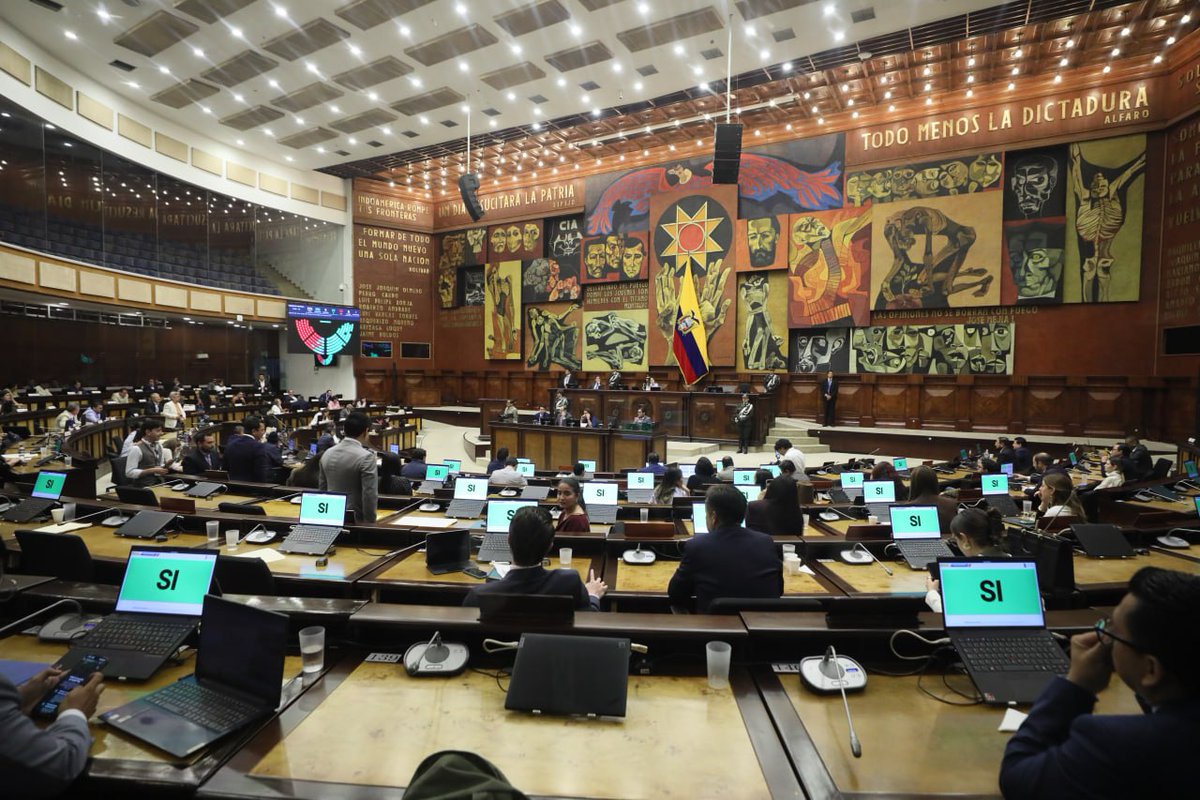 AsambleaEcuador's tweet photo. #Boletín | Pleno de la Asamblea Nacional aprueba por unanimidad la nueva Ley de Aviación Civil tras 20 años de espera.

La nueva estructura legal define la navegación aérea como un servicio estratégico y fortalece el rol de la DGAC en la supervisión de rutas y frecuencias. El proyecto, de 215 artículos, pasa a la sanción o veto del presidente de la República tras un amplio debate sobre el desarrollo productivo y la conectividad en la Amazonía.

📌 Conoce el contenido completo del proyecto normativo y sus siguientes pasos en:

🔗https://t.co/JDyxdv21L8