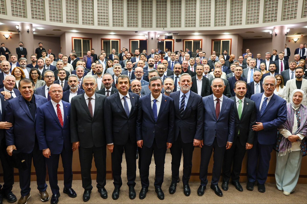 efkanala's tweet photo. Bursa Ticaret ve Sanayi Odamızın ev sahipliğinde Cumhurbaşkanı Yardımcımız Sayın Cevdet Yılmaz ile birlikte iş dünyamızın kıymetli temsilcileriyle bir araya geldik. https://t.co/xB9MWc6AZU