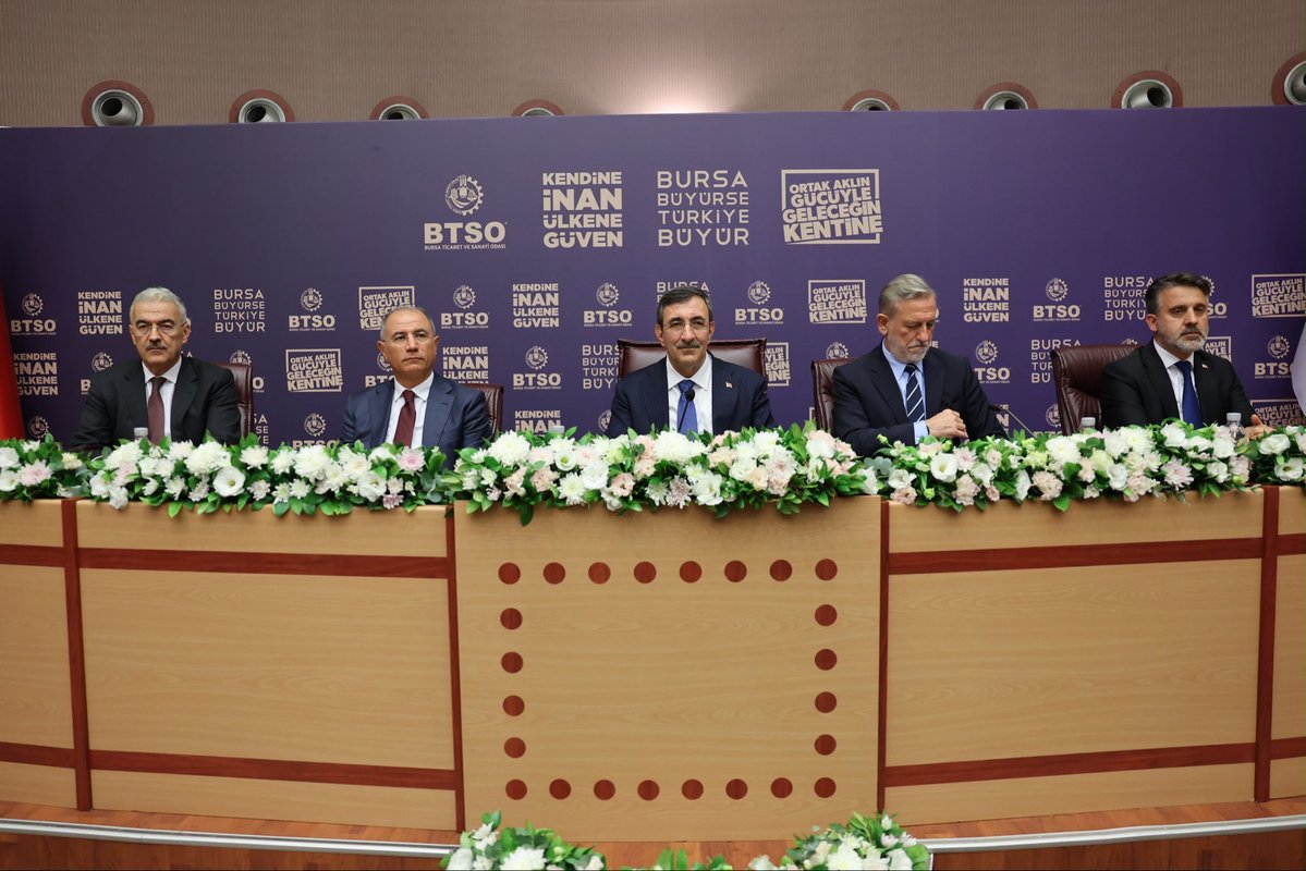efkanala's tweet photo. Bursa Ticaret ve Sanayi Odamızın ev sahipliğinde Cumhurbaşkanı Yardımcımız Sayın Cevdet Yılmaz ile birlikte iş dünyamızın kıymetli temsilcileriyle bir araya geldik. https://t.co/xB9MWc6AZU