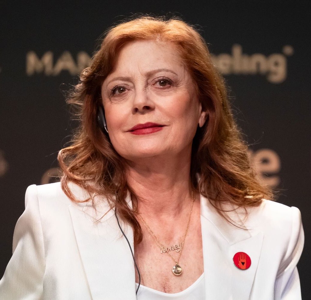 JimmyJ4thewin's tweet photo. 🚨NEW: Susan Sarandon was also arrested in New York while protesting Benjamin Netanyahu’s trip to the UN.

(Close to 100 arrested near UN HQ, including Hannah Einbinder, Chelsea Manning, and others.) https://t.co/maXbs7lniU