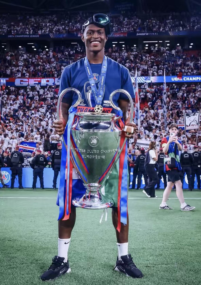 rougeetbleus's tweet photo. Maintenant, venez nous contredire quand on vous dit que Nuno Mendes est le meilleur latéral gauche de l’histoire ! https://t.co/Nq6Uc9BuyP