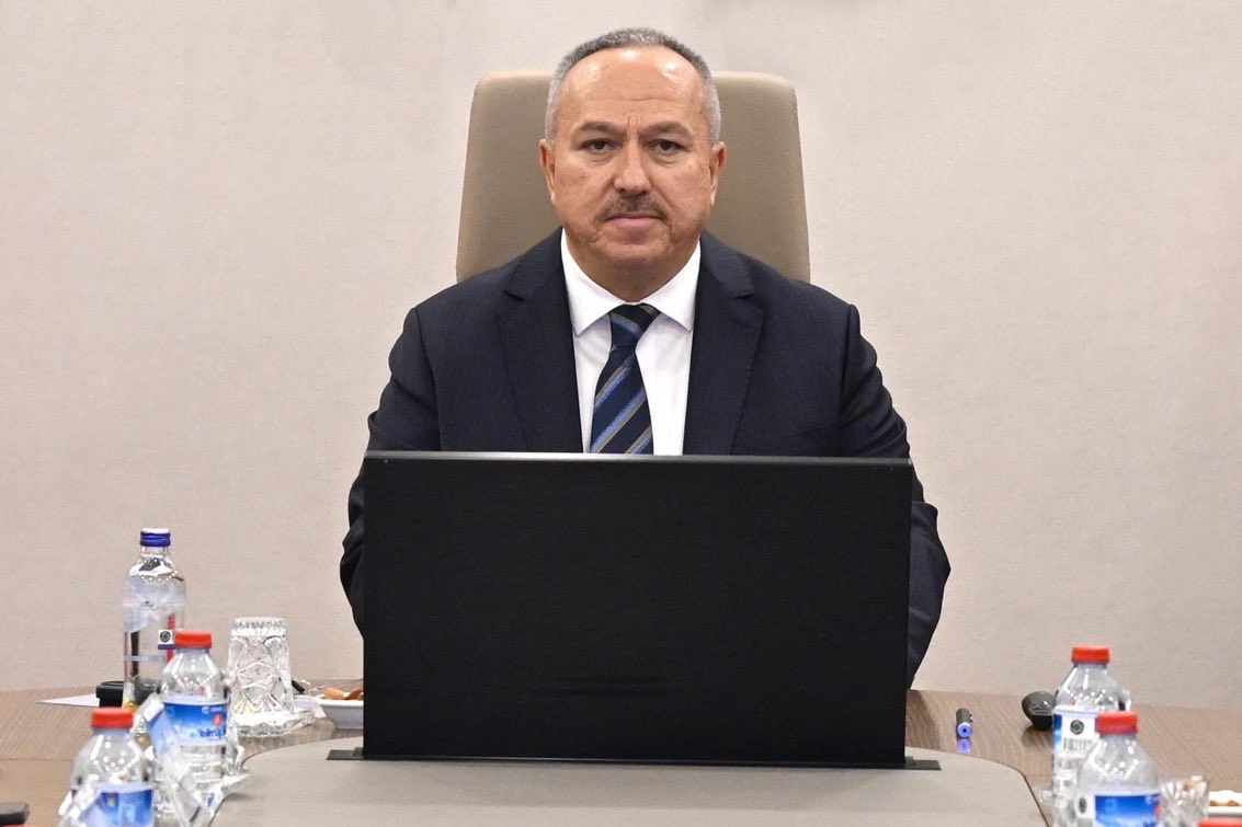 abdurrahim_av's tweet photo. Emniyet Genel Müdürümüz Sayın Ali Fidan’ın, yeni atanan İl Emniyet Müdürlerimize verdiği net mesaj, devletimizin güvenlik politikasındaki kararlılığın açık bir göstergesidir.

Talimat nettir:

Milletimizin huzurunu bozan hiçbir suç örgütüne, hiçbir illegal yapılanmaya, hiçbir yeni nesil suç şebekesine alan açılmayacaktır.

Organize suç yapılanmalarına, gençlerimizi ve geleceğimizi hedef alan suç şebekelerine, kamu düzenini tehdit eden her türlü yapılanmaya karşı hukuk devleti ilkeleri çerçevesinde tavizsiz ve kararlı mücadele sürdürülecektir.

Devletin üniformasını taşıyan her bir emniyet mensubumuz; milletimizin huzurunu, can ve mal güvenliğini korumak için gece gündüz görev başındadır. Suç ve suçluyla mücadelede devletimizin iradesi güçlü, kararlılığı tamdır.

Aziz milletimiz müsterih olsun. Devletimiz güçlüdür, emniyet teşkilatımız görevinin başındadır.

Sayın Emniyet Genel Müdürümüz Ali Fidan’ın ortaya koyduğu bu kararlı devlet anlayışından dolayı kendisine teşekkür ediyor, Allah razı olsun diyorum.

Rabbim devletimize ve milletimize zeval vermesin; kahraman emniyet teşkilatımızı her türlü beladan muhafaza eylesin.
@ValiFidan 
ABDURRAHİM AVCIOĞLU