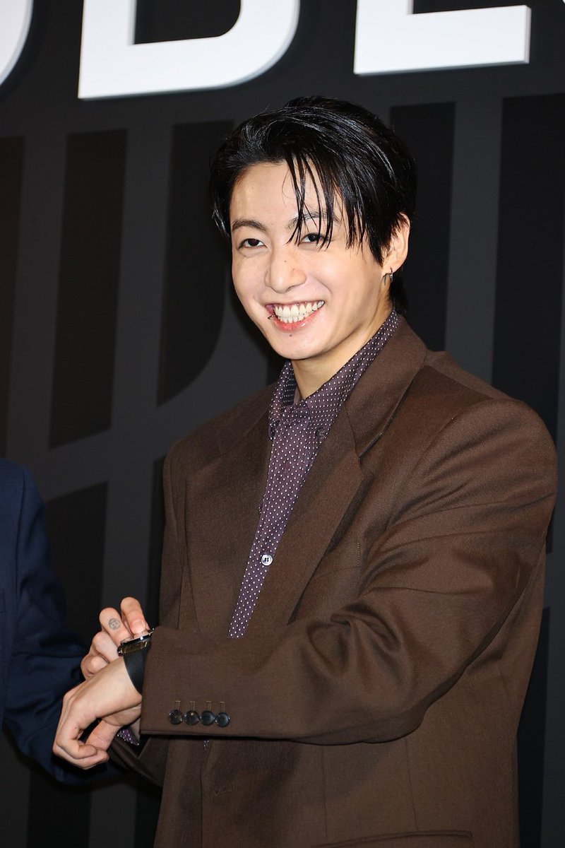 RodieeJM's tweet photo. Jk fans seem to be doing a white washing effect, face size reduction and removing to his saggy features so he can look visually appealing https://t.co/0h2mFU7Fiu