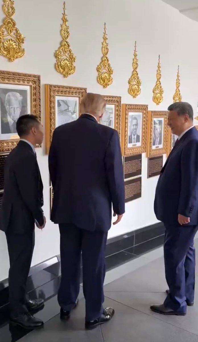 LeadingReport's tweet photo. Xi Jinping laughs as President Trump shows him the ‘Biden autopen.’ https://t.co/F5WMOSbqEM