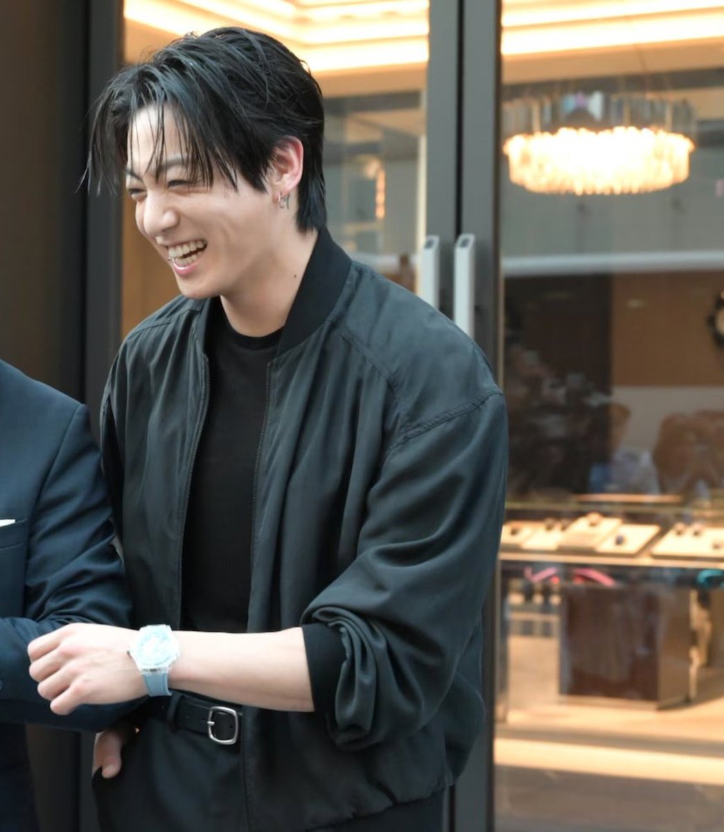 RodieeJM's tweet photo. Jk fans seem to be doing a white washing effect, face size reduction and removing to his saggy features so he can look visually appealing https://t.co/0h2mFU7Fiu