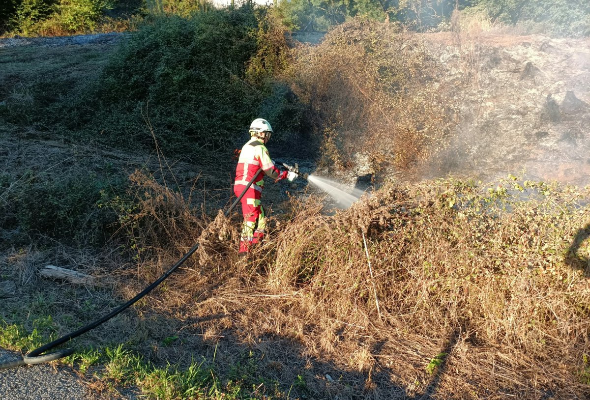 112Cantabria's tweet photo. Incendio de matorral el #Llerana #Saro. Bomberos @cantabriaes extinguen las llamas y refrigeran el perímetro. https://t.co/mkCiEHCYyj