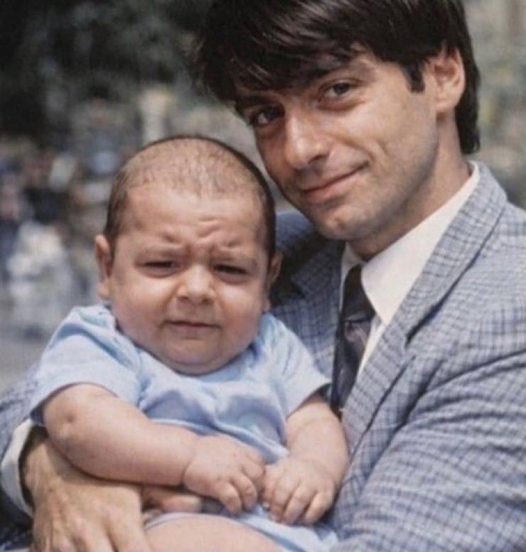 JoaquinEterno's tweet photo. TBT 1976 Jair Bolsonaro saindo da maternidade com seu filho Lulinha https://t.co/HUfPBap57V