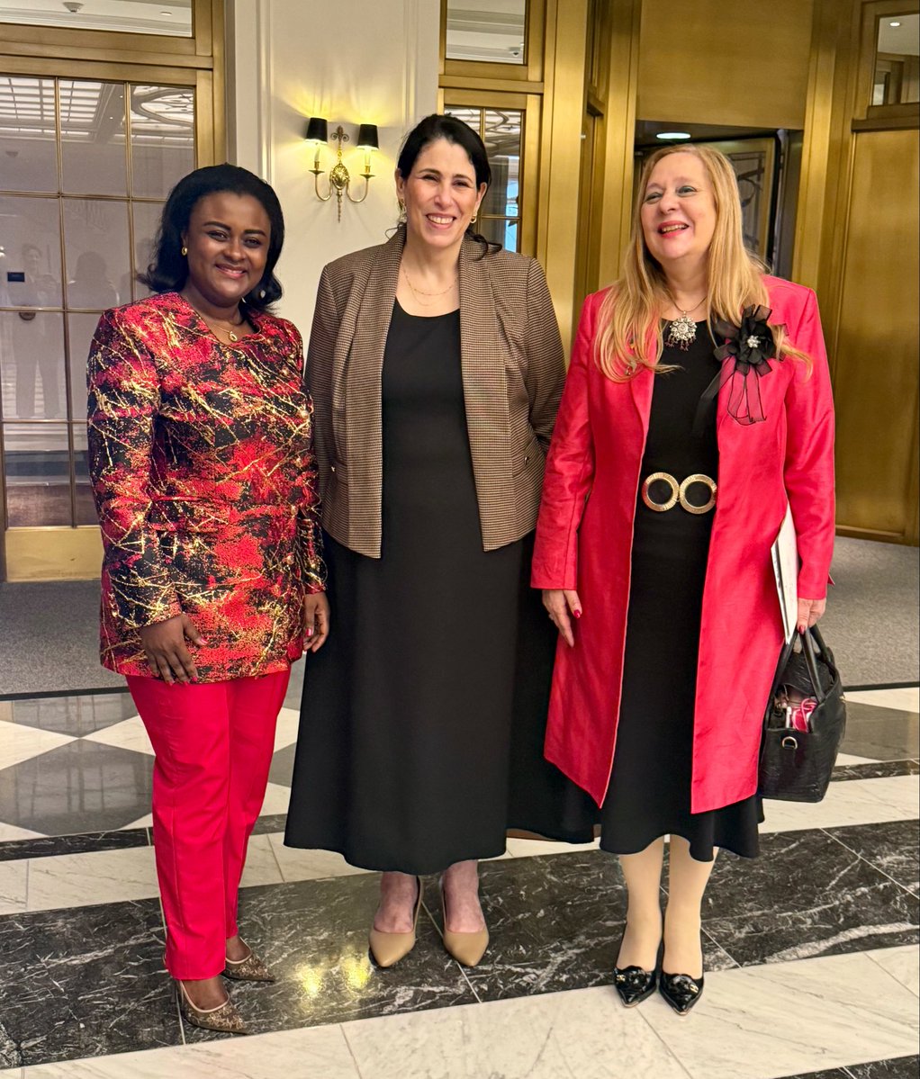 Muyumba's tweet photo. A New York, en marge de l’Assemblée générale des Nations unies, j’ai eu le plaisir de participer à d’excellentes activités organisées également par l’Union africaine. Ce fut aussi l’occasion de retrouver des amies de longue date qui occupent aujourd’hui des responsabilités importantes au sein des institutions continentales.
Parmi elles, Son Excellence Selma Malika, vice-présidente de l’Union africaine. Je l’ai vue gravir les échelons jusqu’à cette haute fonction, qu’elle exerce au service des États africains avec dévouement, loyauté et engagement. Que Dieu l’accompagne et la guide dans l’exercice de cette lourde responsabilité au service du continent africain.
J’ai également eu la joie de revoir mon amie, la Dr Amany Asfour #Egypt. Ensemble, nous avons parcouru bien des couloirs de l’Union africaine. Ces retrouvailles m’ont rappelé les années d’engagement que nous partageons au service de notre continent. 
Vive l’Afrique 
Vive la femme africaine.
