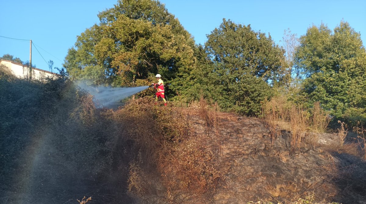 112Cantabria's tweet photo. Incendio de matorral el #Llerana #Saro. Bomberos @cantabriaes extinguen las llamas y refrigeran el perímetro. https://t.co/mkCiEHCYyj