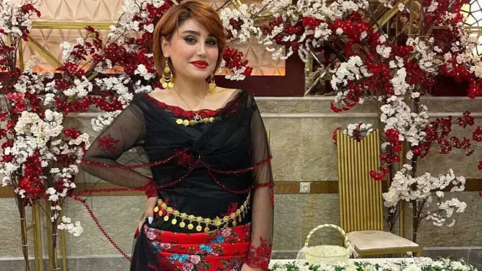 tvzend's tweet photo. 18 roj in agahî ji Îlham Elîzade ku ji aliyê Îranê ve hatibû girtin, nayê girtin

Li gorî nûçeya IranWire, hêzên Daîreya Îstîxbaratê ya Mihabadê, Îlham Elîzade li mala dayika wê binçav kir û heman rojê bir Daîreya Îstîxbaratê ya Urmiyeyê.

Hate diyarkirin ku malbat û xizmên wê du heftene hewil didin bi serlêdana saziyên edlî û îstîxbaratê ya li Mihabad û Urmiyeyê agahî bigrin, lê derbarê sedema binçavkirina Îlham Elîzade, sûcên ku li ser wê tên kirin an jî derbarê pêvajoya dozê de nikarin tu bersivê bigrin.